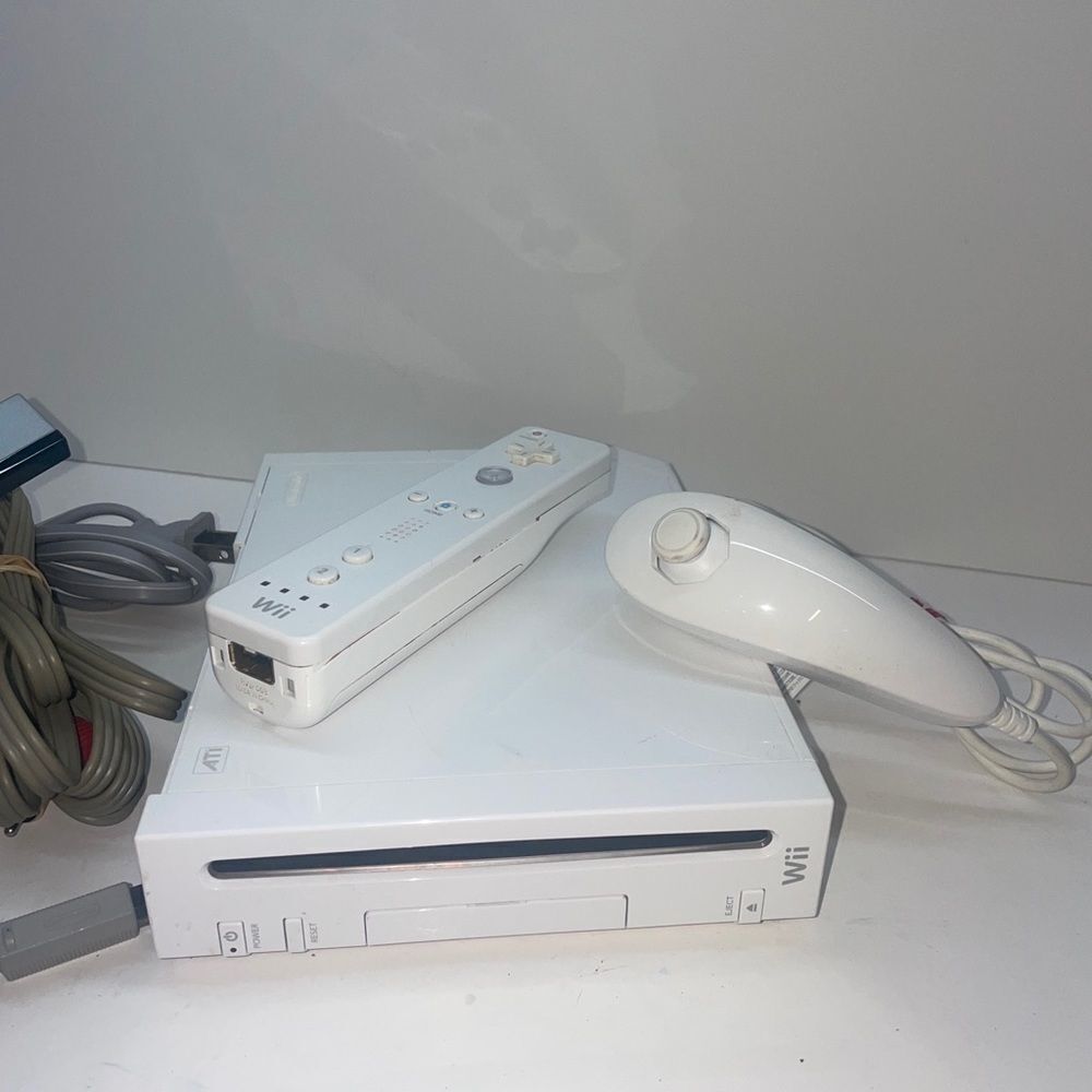 Nintendo Wii White Console RVL-001 Game Cube Compatible Bundle w/ 1 Controller